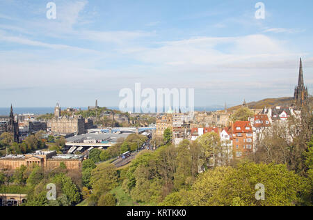 Blick vom Schloss Edinburgh in Richtung Calton Hill, Firth-of-Forth, Scott Monument, Balmoral Hotel und den Bahnhof Waverley, Edinburgh, Schottland, Großbritannien Stockfoto