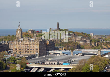 Blick vom Schloss Edinburgh in Richtung Calton Hill, Firth-of-Forth, Balmoral Hotel und den Bahnhof Waverley, Edinburgh, Schottland, Großbritannien Stockfoto