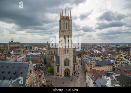 Gent, Belgien - 16 April 2017: Westfassade der Kathedrale Saint Bavo ist eine gotische Kathedrale in Gent, Belgien Stockfoto