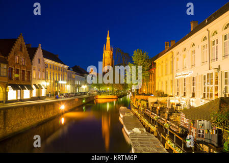 Brügge, Belgien - 18 April 2017: Dijver Kanal und der Muttergottes Kirche von Brügge, Belgien. Stockfoto