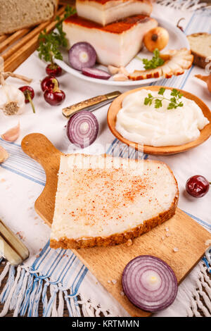 Schmalz verteilen sich auf selbstgebackenes Brot Stockfoto