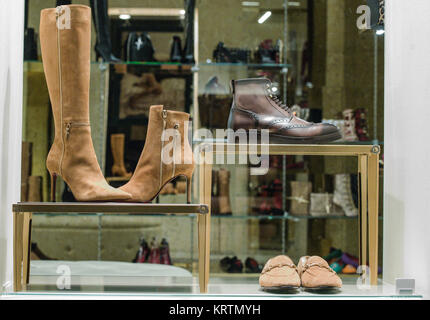 Frau Stiefel in einem Geschäft in Milam, Italien Stockfoto