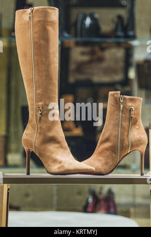Frau Stiefel in einem Geschäft in Milam, Italien Stockfoto