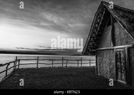 Schwarze und weiße Fischerhütte bei Sonnenuntergang Stockfoto