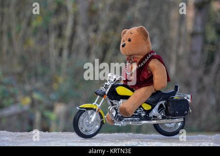 Teddy Bear sitzt auf dem Motorrad im Freien Stockfoto