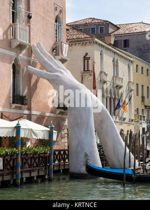 VENEDIG, ITALIEN - 13. SEPTEMBER 2017: Skulptur (mit dem Titel "SUPPORT") von Lorenzo Quinn für die Biennale 2017 in Venedig. Stockfoto