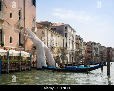 VENEDIG, ITALIEN - 13. SEPTEMBER 2017: Skulptur (mit dem Titel "SUPPORT") von Lorenzo Quinn für die Biennale 2017 in Venedig. Stockfoto