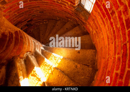 Wendeltreppe innen' Torrazzo' Glockenturm in Cremona Stockfoto