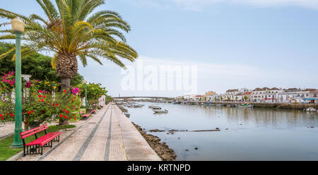 Riverside in Tavira an einem Sommermorgen, Faro, Algarve. Stockfoto