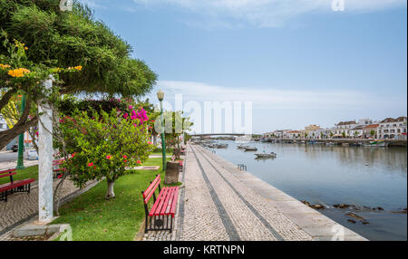 Riverside in Tavira an einem Sommermorgen, Faro, Algarve. Stockfoto