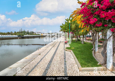 Riverside in Tavira an einem Sommermorgen, Faro, Algarve. Stockfoto