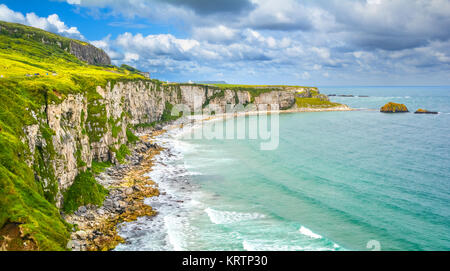 Malerische Panorama in der Nähe von Carrick-a-Rede Rope Bridge, in der Nähe von ballintoy im County Antrim, Nordirland. Stockfoto