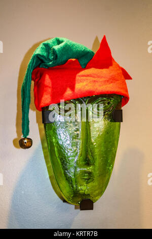 Lustige Rote und Grüne Weihnachten Elf hat auf elf wie Gesicht wand Dekoration im Büro während der Ferien Stockfoto