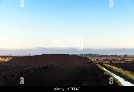 Abbau von Torf Stockfoto