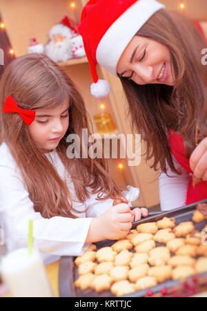 Mutter mit Tochter, Weihnachtsplätzchen Stockfoto