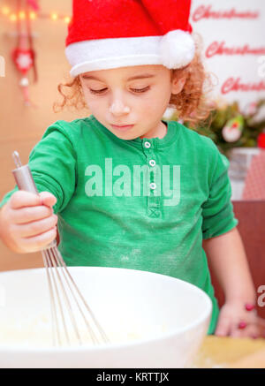 Little Boy die Weihnachtsplätzchen Stockfoto