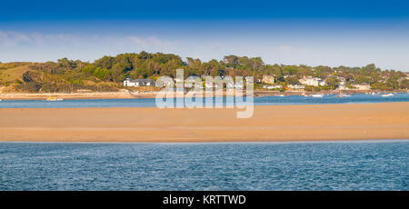 Panorama der touristischen Dorf Rock in Cornwall. Blick von Padstow auf der gegenüberliegenden Seite der Camel Mündung. Stockfoto