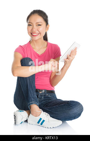 Junge asiatische Studentin mit Tablet-PC Stockfoto