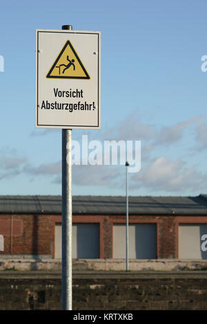 schild mit der Aufschrift Vorsicht Sturzgefahr im Hafen von magdeburg Stockfoto