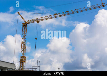 Baukran vor blauem Himmel fotografiert. Stockfoto