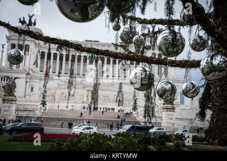 Rom, Italien. 20 Dez, 2017. Rom, Italien, 20. Dezember ein Bild zeigt die chemische n 19 Dezember, 2017 in Rom, Italien, Baum vor Weihnachten an der Piazza Venezia am 20. Dezember 2017 in Rom, Italien. Für das zweite Jahr in Folge die Piazza Venezia Weihnachtsbaum wurde von Einheimischen, die betitelte Es pelacchio" im Sinne der Räudige oder abgenutzt sind lächerlich. der Gemeinde erwünscht der Baum vor Weihnachten getrocknet ist. am 20. Dezember. 2017 in Rom, Italien Quelle: Andrea Ronchini/Pacific Press/Alamy leben Nachrichten Stockfoto