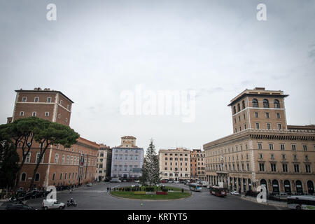 Rom, Italien. 20 Dez, 2017. Rom, Italien, 20. Dezember ein Bild zeigt die chemische n 19 Dezember, 2017 in Rom, Italien, Baum vor Weihnachten an der Piazza Venezia am 20. Dezember 2017 in Rom, Italien. Für das zweite Jahr in Folge die Piazza Venezia Weihnachtsbaum wurde von Einheimischen, die betitelte Es pelacchio" im Sinne der Räudige oder abgenutzt sind lächerlich. der Gemeinde erwünscht der Baum vor Weihnachten getrocknet ist. am 20. Dezember. 2017 in Rom, Italien Quelle: Andrea Ronchini/Pacific Press/Alamy leben Nachrichten Stockfoto