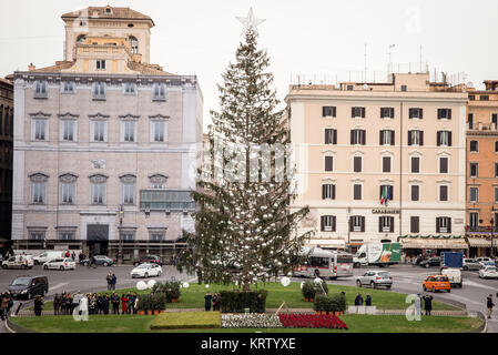 Rom, Italien. 20 Dez, 2017. Rom, Italien, 20. Dezember ein Bild zeigt die chemische n 19 Dezember, 2017 in Rom, Italien, Baum vor Weihnachten an der Piazza Venezia am 20. Dezember 2017 in Rom, Italien. Für das zweite Jahr in Folge die Piazza Venezia Weihnachtsbaum wurde von Einheimischen, die betitelte Es pelacchio" im Sinne der Räudige oder abgenutzt sind lächerlich. der Gemeinde erwünscht der Baum vor Weihnachten getrocknet ist. am 20. Dezember. 2017 in Rom, Italien Quelle: Andrea Ronchini/Pacific Press/Alamy leben Nachrichten Stockfoto