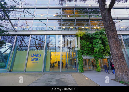 Blick von der Fondation Cartier Pour l'Art Contemporain, ein Museum für Zeitgenössische Kunst auf dem Boulevard Raspail im 14. Arrondissement Stockfoto