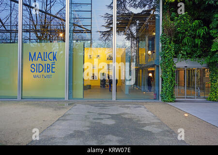 Blick von der Fondation Cartier Pour l'Art Contemporain, ein Museum für Zeitgenössische Kunst auf dem Boulevard Raspail im 14. Arrondissement Stockfoto