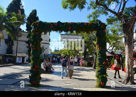 Mercadinho de Natal, der Weihnachtsmarkt auf dem Vorplatz der Avenida Arriaga, Funchal, Madeira, Portugal Stockfoto