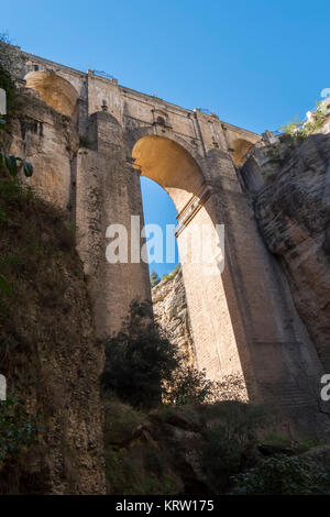 Blick von der neuen Brücke über Guadalevin Fluss in Ronda, Malaga, Spanien. Beliebtes Wahrzeichen am Abend Stockfoto