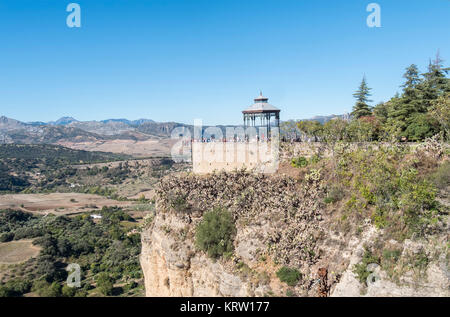 Blick von der neuen Brücke über Guadalevin Fluss in Ronda, Malaga, Spanien. Beliebtes Wahrzeichen am Abend Stockfoto