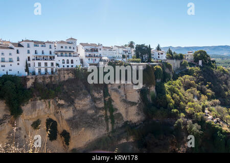 Blick von der neuen Brücke über Guadalevin Fluss in Ronda, Malaga, Spanien. Beliebtes Wahrzeichen am Abend Stockfoto