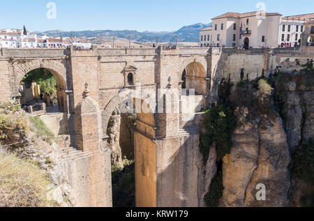 Blick von der neuen Brücke über Guadalevin Fluss in Ronda, Malaga, Spanien. Beliebtes Wahrzeichen am Abend Stockfoto