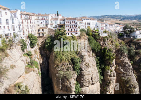 Blick von der neuen Brücke über Guadalevin Fluss in Ronda, Malaga, Spanien. Beliebtes Wahrzeichen am Abend Stockfoto