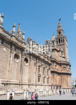 Kirche der Verkündigung, der Giralda und Sevilla Kathedrale im Hintergrund, Sevilla, Spanien Stockfoto