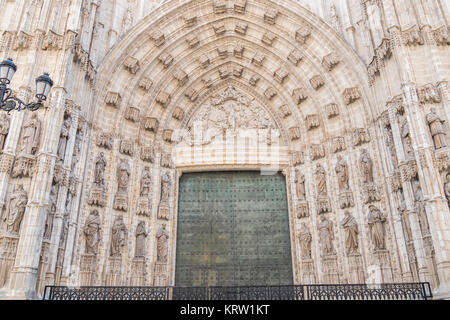 Kirche der Verkündigung, der Giralda und Sevilla Kathedrale im Hintergrund, Sevilla, Spanien Stockfoto