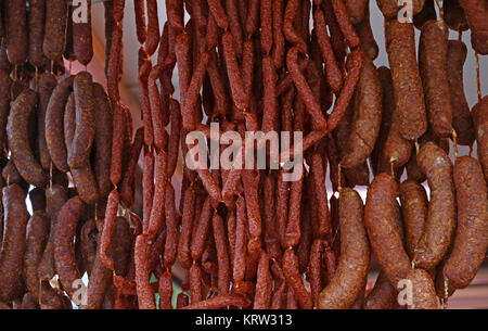 Ausgehärtete geräuchertem Fleisch, Würstchen hängen in Store Stockfoto