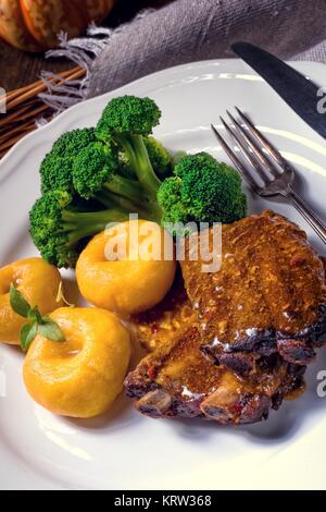 Knödel mit Kürbispüree und gegrillte Rippen Stockfoto
