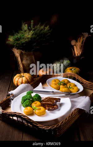 Knödel mit Kürbispüree und gegrillte Rippen Stockfoto