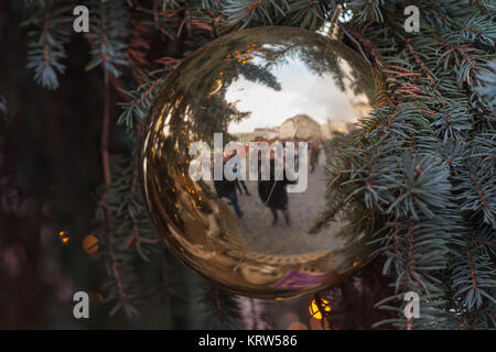 Brünn, Tschechische Republic-December 18,2017: Reflexion der Weihnachtsmärkte auf der Kohl Markt in weihnachtskugel am 18. Dezember 2017, Brünn, Stockfoto