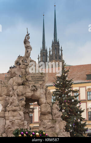 Brünn, Tschechische Republic-December 18,2017: Barock Parnas Brunnen und Weihnachtsbaum auf dem Kohl Markt am Dezember 18, 2017, Brünn, Tschechische Republik Stockfoto