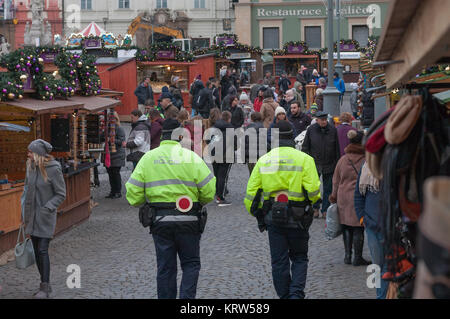 Brünn, Tschechische Republic-December 18,2017: Wandern Menschen und Polizisten in Weihnachtsmarkt auf der Kohl Markt am 18 Dezember, 2017 Brno Stockfoto