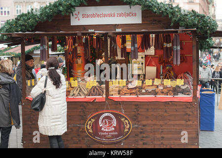Brünn, Tschechische Republic-December 18,2017: Frau vertrieb Wurst am Weihnachtsmarkt am Platz der Freiheit am 18. Dezember 2017, Brünn, Tschechische Republik Stockfoto