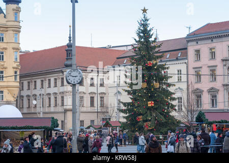 Brünn, Tschechische Republic-December 18,2017: Menschen surfen Marktstände am Weihnachtsmarkt am Platz der Freiheit am 18. Dezember 2017, Brünn, Tschechische Republik Stockfoto
