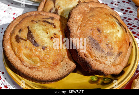 Zwei leckere Cupcakes auf einem keramischen Dish Stockfoto