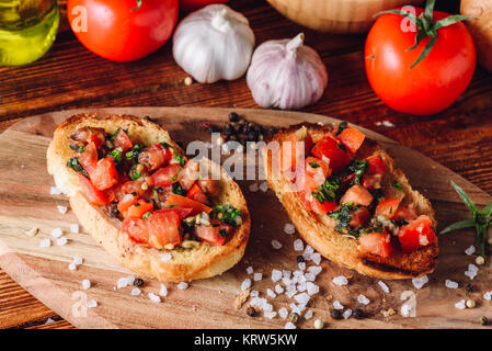 Klassische italienische Bruschetta mit Tomaten Stockfoto