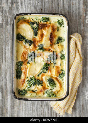 Rustikal golden Spinat Kartoffel gratin Dauphinois Stockfoto