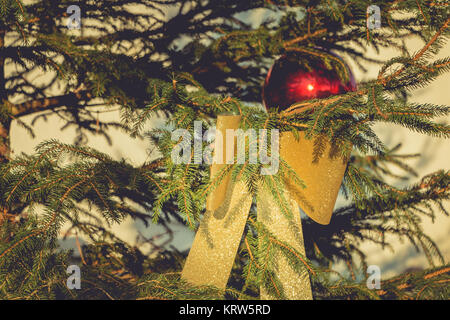 Goldene Knoten hängen am Weihnachtsbaum Stockfoto