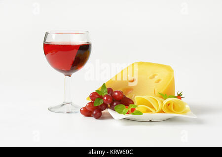 Schweizer Käse, Rotwein und frischen Weintrauben Stockfoto